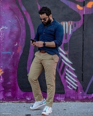Wie dunkelblaues Chambray Langarmhemd mit hellbeige Jeans zu kombinieren – 8 Herren Outfits warm Wetter: Ein dunkelblaues Chambray Langarmhemd und hellbeige Jeans sind eine kluge Outfit-Formel für Ihre Sammlung. Fühlen Sie sich mutig? Vervollständigen Sie Ihr Outfit mit weißen Sportschuhen.