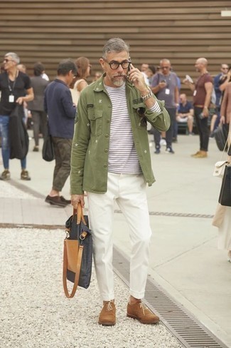 Herren Outfits 2022: Kombinieren Sie ein olivgrünes besticktes Langarmhemd mit einer weißen Chinohose für einen bequemen Alltags-Look. Fügen Sie braunen Wildleder Brogues für ein unmittelbares Style-Upgrade zu Ihrem Look hinzu.