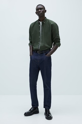 Olivgrünes Langarmhemd kombinieren – 626+ Herren Outfits: Erwägen Sie das Tragen von einem olivgrünen Langarmhemd und dunkelblauen Jeans für ein großartiges Wochenend-Outfit. Schwarze Leder Derby Schuhe bringen Eleganz zu einem ansonsten schlichten Look.