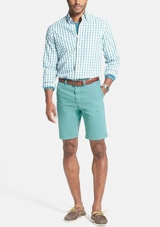 30 Jährige: Grünes Langarmhemd kombinieren – 61 Casual Herren Outfits: Vereinigen Sie ein grünes Langarmhemd mit mintgrünen Shorts für ein großartiges Wochenend-Outfit. Dieses Outfit passt hervorragend zusammen mit braunen Leder Bootsschuhen.
