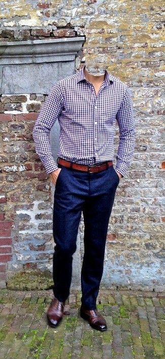 Braune Leder Oxford Schuhe kombinieren – 500+ Herren Outfits: Kombinieren Sie ein lila Langarmhemd mit Vichy-Muster mit einer dunkelblauen Wollanzughose für eine klassischen und verfeinerte Silhouette. Fühlen Sie sich ideenreich? Wählen Sie braunen Leder Oxford Schuhe.