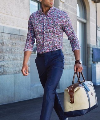 Hellbeige Segeltuch Reisetasche kombinieren – 14 Herren Outfits: Für ein bequemes Couch-Outfit, erwägen Sie das Tragen von einem mehrfarbigen Langarmhemd mit Blumenmuster und einer hellbeige Segeltuch Reisetasche.