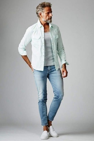 Mintgrünes Langarmhemd kombinieren – 144 Herren Outfits: Vereinigen Sie ein mintgrünes Langarmhemd mit hellblauen Jeans für ein bequemes Outfit, das außerdem gut zusammen passt. Weiße Slip-On Sneakers aus Segeltuch sind eine ideale Wahl, um dieses Outfit zu vervollständigen.