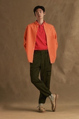 Beige Leder Slipper kombinieren – 93 Herren Outfits: Kombinieren Sie ein orange Langarmhemd mit einer olivgrünen Cargohose für ein großartiges Wochenend-Outfit. Schalten Sie Ihren Kleidungsbestienmodus an und machen beige Leder Slipper zu Ihrer Schuhwerkwahl.
