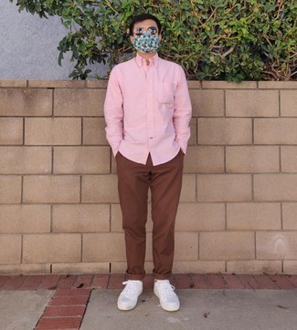 Rosa Langarmhemd kombinieren – 270 Herren Outfits: Paaren Sie ein rosa Langarmhemd mit einer braunen Chinohose für einen bequemen Alltags-Look. Wenn Sie nicht durch und durch formal auftreten möchten, ergänzen Sie Ihr Outfit mit weißen Leder niedrigen Sneakers.