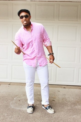 Rosa Langarmhemd kombinieren – 270 Herren Outfits: Kombinieren Sie ein rosa Langarmhemd mit einer weißen Chinohose für ein bequemes Outfit, das außerdem gut zusammen passt. Hellbeige Leder Bootsschuhe fügen sich nahtlos in einer Vielzahl von Outfits ein.