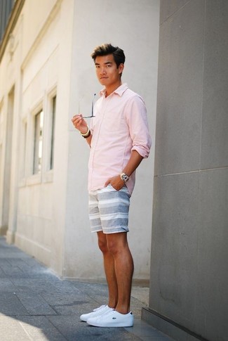 Horizontal gestreifte Shorts kombinieren – 9 Casual Herren Outfits: Vereinigen Sie ein rosa Langarmhemd mit horizontal gestreiften Shorts für ein bequemes Outfit, das außerdem gut zusammen passt. Weiße Leder niedrige Sneakers sind eine kluge Wahl, um dieses Outfit zu vervollständigen.