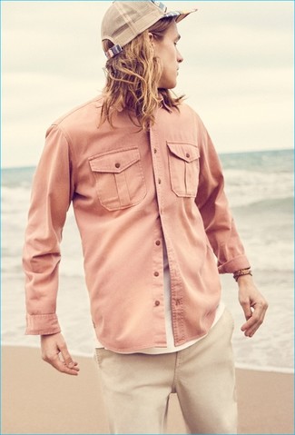 Beige Baseballkappe kombinieren – 212 Casual Herren Outfits warm Wetter: Für ein bequemes Couch-Outfit, kombinieren Sie ein rosa Langarmhemd mit einer beige Baseballkappe.