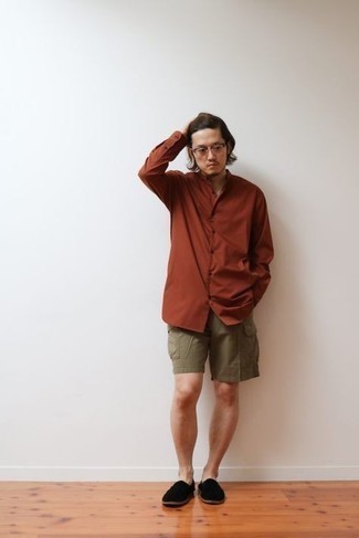 Olivgrüne Shorts kombinieren – 410 Herren Outfits: Entscheiden Sie sich für ein rotbraunes Langarmhemd und olivgrünen Shorts für ein bequemes Outfit, das außerdem gut zusammen passt. Machen Sie Ihr Outfit mit schwarzen Segeltuch Slippern eleganter.
