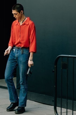 20 Jährige: Wie Jeans mit Freizeitstiefel zu kombinieren – 121 Smart-Casual Herren Outfits warm Wetter: Kombinieren Sie ein rotes Langarmhemd mit Jeans, um einen lockeren, aber dennoch stylischen Look zu erhalten. Setzen Sie bei den Schuhen auf die klassische Variante mit einer Freizeitstiefeln.