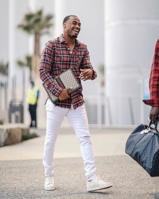 Graue Segeltuch Clutch Handtasche kombinieren – 22 Herren Outfits: Tragen Sie ein rotes Langarmhemd mit Schottenmuster und eine graue Segeltuch Clutch Handtasche für einen entspannten Wochenend-Look. Komplettieren Sie Ihr Outfit mit weißen Leder niedrigen Sneakers, um Ihr Modebewusstsein zu zeigen.