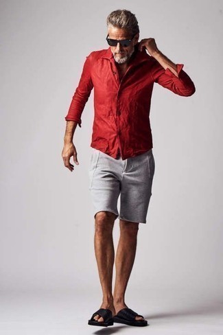 Graue Shorts kombinieren – 432 Herren Outfits: Entscheiden Sie sich für ein rotes Langarmhemd und grauen Shorts für einen entspannten Wochenend-Look. Fühlen Sie sich ideenreich? Vervollständigen Sie Ihr Outfit mit schwarzen Ledersandalen.