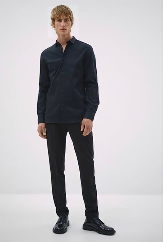 Schwarzes Langarmhemd kombinieren – 663+ Herren Outfits: Kombinieren Sie ein schwarzes Langarmhemd mit einer schwarzen Chinohose, um einen lockeren, aber dennoch stylischen Look zu erhalten. Fühlen Sie sich ideenreich? Ergänzen Sie Ihr Outfit mit schwarzen Leder Derby Schuhen.