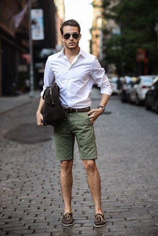20 Jährige: Olivgrüne Shorts kombinieren – 74 Casual Herren Outfits: Entscheiden Sie sich für ein weißes Langarmhemd und olivgrünen Shorts für ein Alltagsoutfit, das Charakter und Persönlichkeit ausstrahlt. Dunkelbraune Leder Bootsschuhe sind eine großartige Wahl, um dieses Outfit zu vervollständigen.