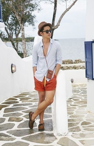 Bootsschuhe kombinieren – 825+ Herren Outfits: Kombinieren Sie ein weißes Langarmhemd mit roten Shorts für ein Alltagsoutfit, das Charakter und Persönlichkeit ausstrahlt. Bootsschuhe fügen sich nahtlos in einer Vielzahl von Outfits ein.