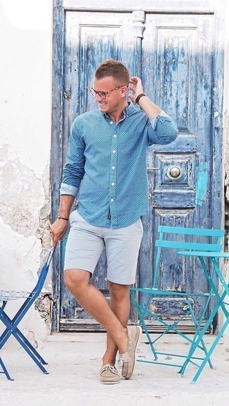 Bootsschuhe kombinieren – 825+ Herren Outfits: Kombinieren Sie ein blaues gepunktetes Langarmhemd mit grauen Shorts, um einen lockeren, aber dennoch stylischen Look zu erhalten. Bootsschuhe sind eine kluge Wahl, um dieses Outfit zu vervollständigen.