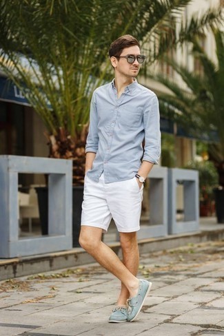 Bootsschuhe kombinieren – 825+ Herren Outfits: Kombinieren Sie ein hellblaues Langarmhemd mit weißen Shorts für ein großartiges Wochenend-Outfit. Vervollständigen Sie Ihr Look mit Bootsschuhen.