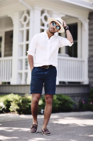 30 Jährige: Braune Leder Bootsschuhe kombinieren – 140 Sommer Herren Outfits: Kombinieren Sie ein weißes Langarmhemd mit dunkelblauen Shorts für ein großartiges Wochenend-Outfit. Ergänzen Sie Ihr Look mit braunen Leder Bootsschuhen. So einfach kann ein stylischer Sommer-Look sein.