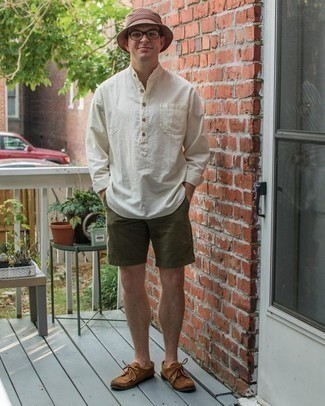Wie Shorts mit Bootsschuhe zu kombinieren – 204 Herren Outfits: Tragen Sie ein weißes Langarmhemd und Shorts für einen bequemen Alltags-Look. Ergänzen Sie Ihr Look mit Bootsschuhen.