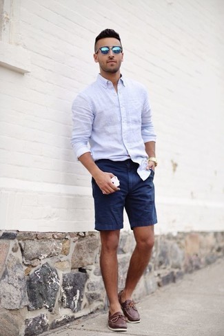 Wie Langarmhemd mit Bootsschuhe zu kombinieren – 208 Sommer Herren Outfits: Kombinieren Sie ein Langarmhemd mit dunkelblauen Shorts für einen bequemen Alltags-Look. Bootsschuhe sind eine kluge Wahl, um dieses Outfit zu vervollständigen. Ein tolles Outfit für den Sommer.