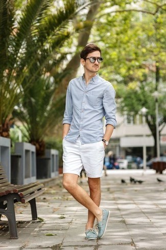 Graue Sonnenbrille kombinieren – 500+ Sommer Herren Outfits: Für ein bequemes Couch-Outfit, tragen Sie ein hellblaues Langarmhemd und eine graue Sonnenbrille. Fühlen Sie sich ideenreich? Wählen Sie mintgrünen Segeltuch Bootsschuhe. Ein perfekt passendes Outfit für den Sommer, oder?