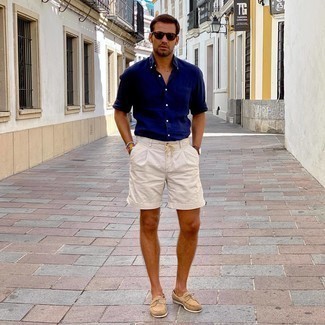 30 Jährige: Welche Shorts mit hellbeige Bootsschuhe zu tragen – 18 Casual Herren Outfits: Kombinieren Sie ein dunkelblaues Langarmhemd mit Shorts für einen bequemen Alltags-Look. Hellbeige Bootsschuhe sind eine ideale Wahl, um dieses Outfit zu vervollständigen.