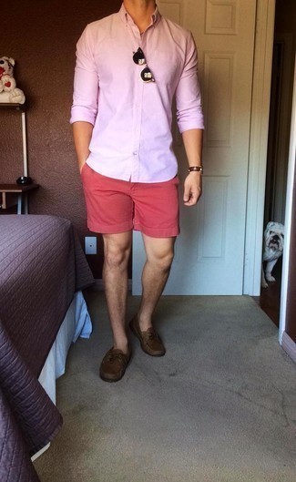 rosa Langarmhemd, rote Shorts, dunkelbraune Leder Bootsschuhe, dunkelbraune Sonnenbrille für Herren