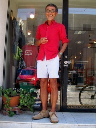 rotes Langarmhemd, weiße Shorts, hellbeige Chukka-Stiefel aus Segeltuch, transparente Sonnenbrille für Herren