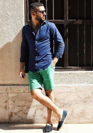 Grüne Shorts kombinieren – 63 Herren Outfits: Kombinieren Sie ein dunkelblaues Langarmhemd mit grünen Shorts für ein großartiges Wochenend-Outfit. Dunkelblaue Segeltuch Espadrilles sind eine großartige Wahl, um dieses Outfit zu vervollständigen.