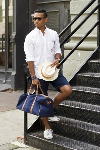 Lila Uhr kombinieren – 6 Herren Outfits: Kombinieren Sie ein weißes Langarmhemd mit einer lila Uhr für einen entspannten Wochenend-Look. Fühlen Sie sich ideenreich? Entscheiden Sie sich für weißen Segeltuch niedrige Sneakers.