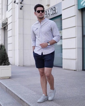 Blaue Shorts kombinieren – 804+ Herren Outfits: Kombinieren Sie ein weißes vertikal gestreiftes Langarmhemd mit blauen Shorts für ein Alltagsoutfit, das Charakter und Persönlichkeit ausstrahlt. Komplettieren Sie Ihr Outfit mit grauen Segeltuch niedrigen Sneakers.