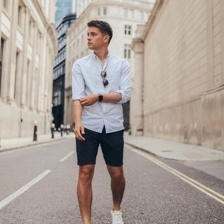 Shorts kombinieren – 500+ Casual Herren Outfits warm Wetter: Kombinieren Sie ein weißes und blaues vertikal gestreiftes Langarmhemd mit Shorts für ein großartiges Wochenend-Outfit. Weiße Segeltuch niedrige Sneakers sind eine ideale Wahl, um dieses Outfit zu vervollständigen.