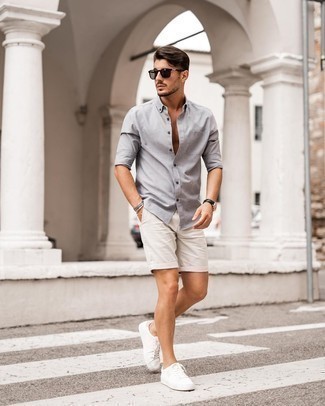 Graues Langarmhemd kombinieren – 500+ Herren Outfits: Erwägen Sie das Tragen von einem grauen Langarmhemd und weißen Shorts für ein bequemes Outfit, das außerdem gut zusammen passt. Vervollständigen Sie Ihr Look mit weißen Segeltuch niedrigen Sneakers.