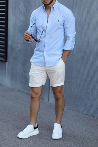Shorts kombinieren – 500+ Herren Outfits warm Wetter: Paaren Sie ein hellblaues Langarmhemd mit Shorts für ein Alltagsoutfit, das Charakter und Persönlichkeit ausstrahlt. Vervollständigen Sie Ihr Look mit weißen Leder niedrigen Sneakers.