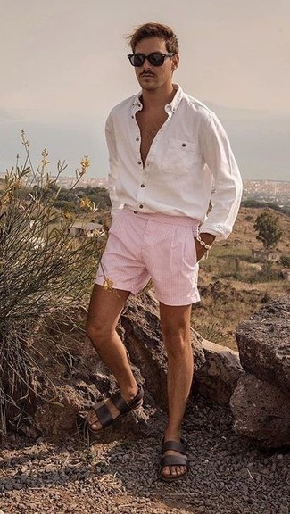 Rosa vertikal gestreifte Shorts kombinieren – 2 Herren Outfits: Kombinieren Sie ein weißes Langarmhemd mit rosa vertikal gestreiften Shorts für einen bequemen Alltags-Look. Wenn Sie nicht durch und durch formal auftreten möchten, ergänzen Sie Ihr Outfit mit dunkelbraunen Ledersandalen.