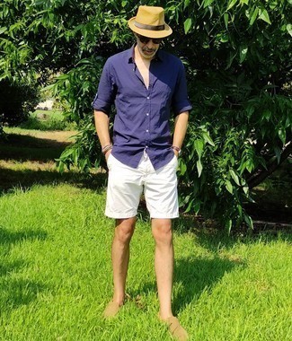 Shorts kombinieren – 500+ Smart-Casual Sommer Herren Outfits: Kombinieren Sie ein dunkelblaues Langarmhemd mit Shorts, um mühelos alles zu meistern, was auch immer der Tag bringen mag. Fühlen Sie sich mutig? Ergänzen Sie Ihr Outfit mit beige Wildleder Slippern. Ein trendiger Look für den Sommer.