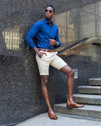 Blaues Langarmhemd kombinieren – 500+ Sommer Herren Outfits: Kombinieren Sie ein blaues Langarmhemd mit hellbeige Shorts für ein bequemes Outfit, das außerdem gut zusammen passt. Fühlen Sie sich ideenreich? Vervollständigen Sie Ihr Outfit mit braunen Leder Slippern. So ist der Look total sommertauglich.
