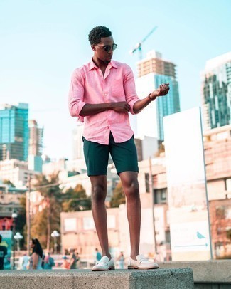 Rosa Langarmhemd kombinieren – 270 Herren Outfits: Kombinieren Sie ein rosa Langarmhemd mit dunkelgrünen Shorts, um einen lockeren, aber dennoch stylischen Look zu erhalten. Vervollständigen Sie Ihr Outfit mit weißen Wildleder Slippern, um Ihr Modebewusstsein zu zeigen.