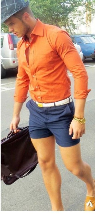 orange Langarmhemd, dunkelblaue Shorts, beige Leder Slipper mit Quasten, dunkelrote Leder Aktentasche für Herren