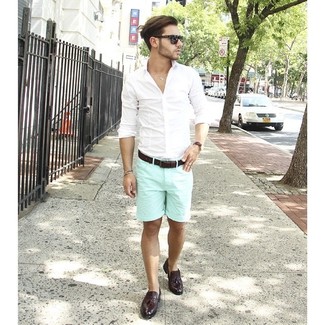 Grüne Shorts kombinieren – 63 Herren Outfits: Kombinieren Sie ein weißes Langarmhemd mit grünen Shorts für ein Alltagsoutfit, das Charakter und Persönlichkeit ausstrahlt. Entscheiden Sie sich für dunkelroten Leder Slipper mit Quasten, um Ihr Modebewusstsein zu zeigen.