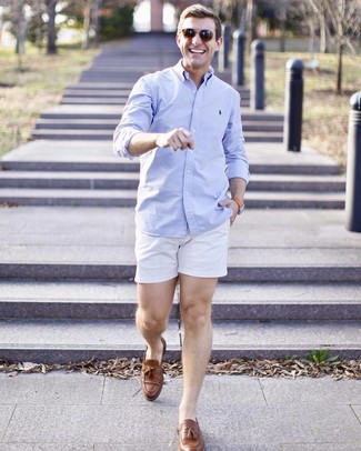 Weiße Shorts kombinieren – 553+ Herren Outfits: Kombinieren Sie ein hellblaues Langarmhemd mit weißen Shorts für ein sonntägliches Mittagessen mit Freunden. Komplettieren Sie Ihr Outfit mit braunen Leder Slippern mit Quasten, um Ihr Modebewusstsein zu zeigen.