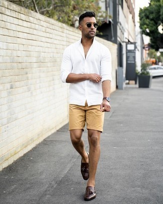 Welche Shorts mit dunkelbrauner Slipper mit Quasten zu tragen – 36 Smart-Casual Herren Outfits: Vereinigen Sie ein weißes Langarmhemd mit Shorts für ein bequemes Outfit, das außerdem gut zusammen passt. Machen Sie Ihr Outfit mit dunkelbraunen Slippern mit Quasten eleganter.