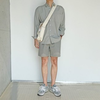 Graue Shorts kombinieren – 432 Herren Outfits: Kombinieren Sie ein graues Langarmhemd mit grauen Shorts für ein Alltagsoutfit, das Charakter und Persönlichkeit ausstrahlt. Fühlen Sie sich mutig? Ergänzen Sie Ihr Outfit mit grauen Sportschuhen.
