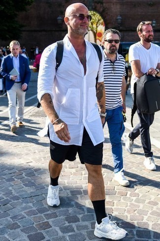 Dunkellila Sonnenbrille kombinieren – 167 Herren Outfits: Erwägen Sie das Tragen von einem weißen Langarmhemd und einer dunkellila Sonnenbrille für einen entspannten Wochenend-Look. Weiße Sportschuhe sind eine kluge Wahl, um dieses Outfit zu vervollständigen.