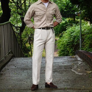 Welche Anzughosen mit beige Langarmhemdes zu tragen – 23 Smart-Casual Herren Outfits: Kombinieren Sie ein beige Langarmhemd mit einer Anzughose, um vor Klasse und Perfektion zu strotzen. Dunkelbraune Wildleder Slipper sind eine gute Wahl, um dieses Outfit zu vervollständigen.