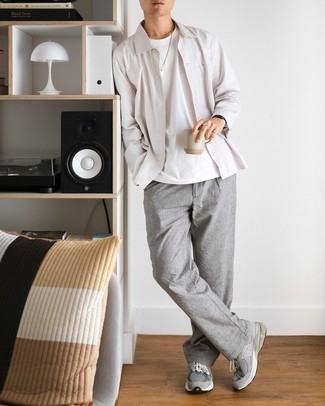 Welche Langarmhemden mit grauer Sportschuhe zu tragen – 229 Casual Herren Outfits: Vereinigen Sie ein Langarmhemd mit einer grauen Chinohose, um einen lockeren, aber dennoch stylischen Look zu erhalten. Fühlen Sie sich ideenreich? Ergänzen Sie Ihr Outfit mit grauen Sportschuhen.