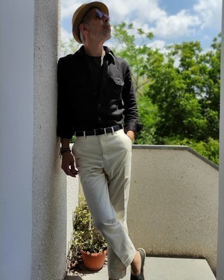 Casual Sommer Outfits Herren 2024: Kombinieren Sie ein schwarzes Langarmhemd mit einer weißen Chinohose für ein großartiges Wochenend-Outfit. Dunkelgraue Segeltuch Espadrilles fügen sich nahtlos in einer Vielzahl von Outfits ein. Der Look ist einfach mega und passt super zum Sommer.