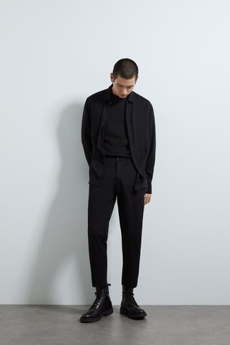 Schwarzes Langarmhemd kombinieren – 663+ Herren Outfits: Tragen Sie ein schwarzes Langarmhemd und eine schwarze Chinohose, um mühelos alles zu meistern, was auch immer der Tag bringen mag. Ergänzen Sie Ihr Outfit mit einer schwarzen Lederfreizeitstiefeln, um Ihr Modebewusstsein zu zeigen.