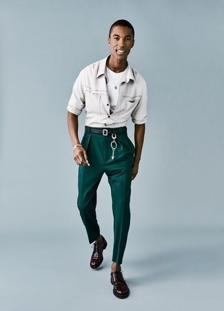 30 Jährige: Wie weißes T-Shirt mit einem Rundhalsausschnitt mit olivgrüner Chinohose zu kombinieren – 122 Sommer Herren Outfits: Entscheiden Sie sich für ein weißes T-Shirt mit einem Rundhalsausschnitt und eine olivgrüne Chinohose für ein großartiges Wochenend-Outfit. Fügen Sie dunkelroten Leder Derby Schuhe für ein unmittelbares Style-Upgrade zu Ihrem Look hinzu. Dieser Look ist wunderbar für den Sommer geeignet.