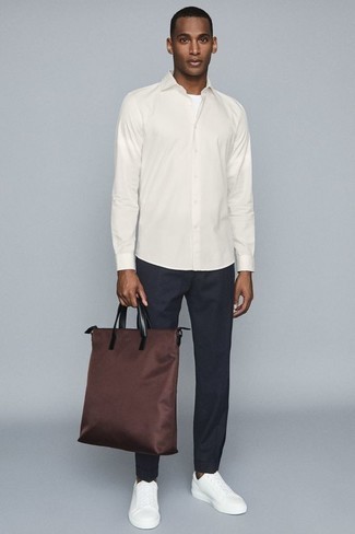 Braune Shopper Tasche aus Segeltuch kombinieren – 177 Herren Outfits: Tragen Sie ein weißes Langarmhemd und eine braune Shopper Tasche aus Segeltuch für einen entspannten Wochenend-Look. Heben Sie dieses Ensemble mit weißen Leder niedrigen Sneakers hervor.